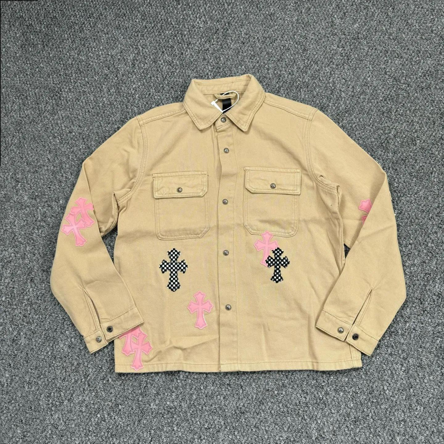 P260 Style No.: H884 Crow Heart & 𝐂𝐡𝐫𝐨𝐦𝐞 𝐇𝐞𝐚𝐫𝐭 CH Cherry Blossom Pink Checkerboard Leather Jacket* Crow Heart is a representative shirt jacket, loved by many celebrities, such as Yu Shuxin and Angelababy have picked it up. The main body fabric in khaki has a great texture, is strong and stylish. The pink cross-shaped patchwork leather is so eye-catching, and it is also embellished with checkerboard elements. It directly brings out the sweet and cool style, and the design is overwhelming. The hardware buttons are exquisite and durable, and the Crow heart logo on them is full of details, highlighting high-end quality. No matter whether it’s a boy or a girl, it looks great on you! Color: Khaki Size: 46-48-50-52